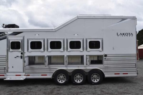 2021 Lakota BigHorn 8519TBB 5 Horse Trailer with 19' Short Wall - Image 10