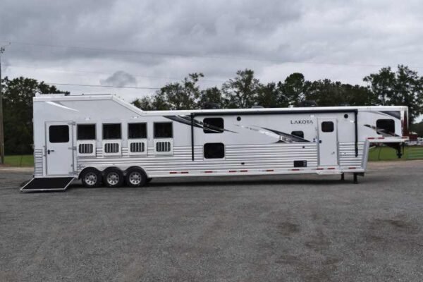 2021 Lakota BigHorn 8519TBB 5 Horse Trailer with 19' Short Wall - Image 3