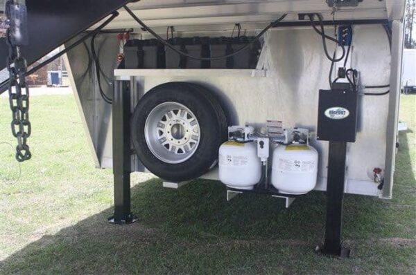 2019 Lakota Charger 4 Horse LQ with 15' Short Wall - Image 4
