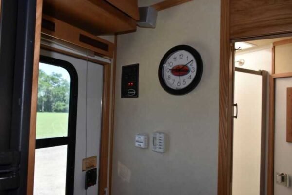 2005 Sundowner Sunlite  6LQ Horse Trailer with 11' Short Wall 725 Grand Sierra 8612GLQ MidTack - Image 29