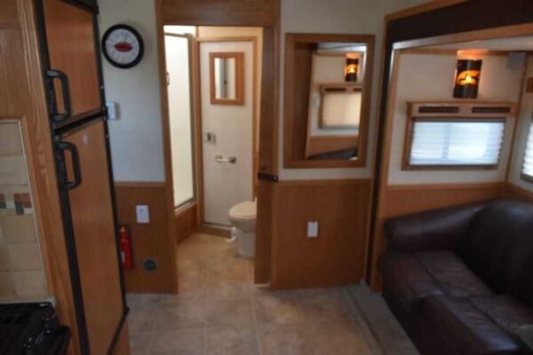 2005 Sundowner Sunlite  6LQ Horse Trailer with 11' Short Wall 725 Grand Sierra 8612GLQ MidTack - Image 38
