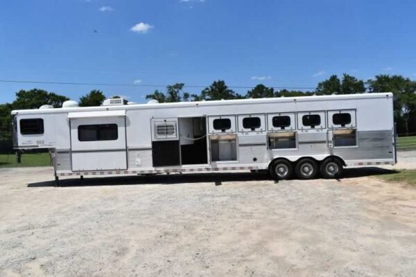 2005 Sundowner Sunlite  6LQ Horse Trailer with 11' Short Wall 725 Grand Sierra 8612GLQ MidTack - Image 2