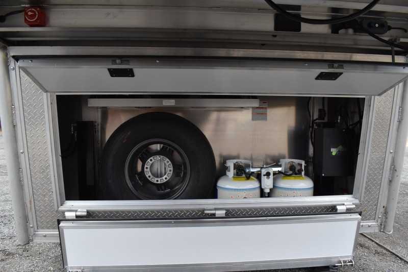 2021 lakota bighorn 8418glqug 4 horse trailer with 18' short wall