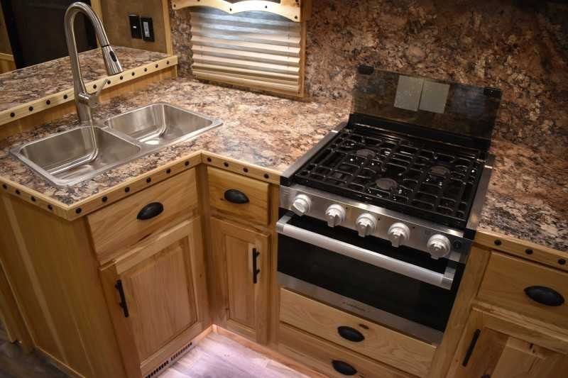 2021 lakota bighorn 8418glqug 4 horse trailer with 18' short wall