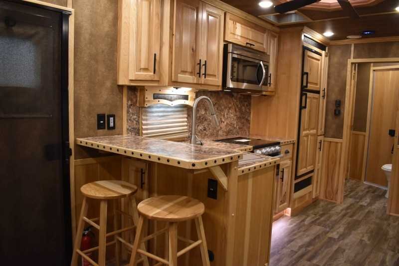 2021 lakota bighorn 8418glqug 4 horse trailer with 18' short wall