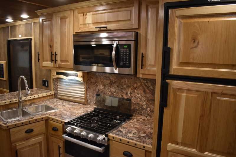 2021 lakota bighorn 8418glqug 4 horse trailer with 18' short wall