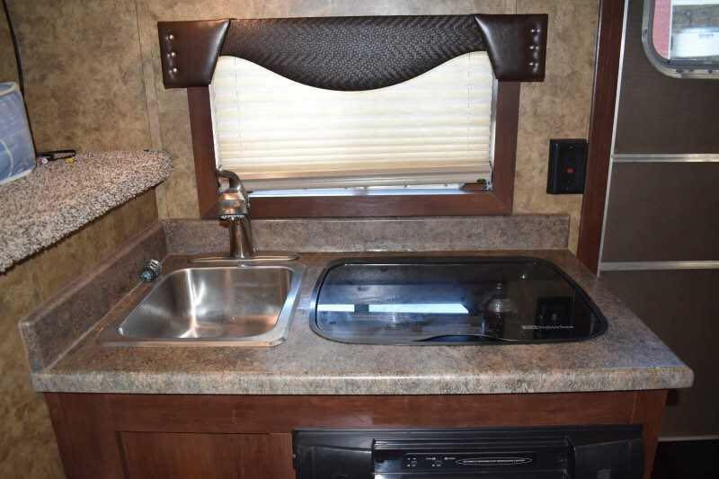 2017 exiss escape 7308lq 3 horse trailer with 8′ short wall