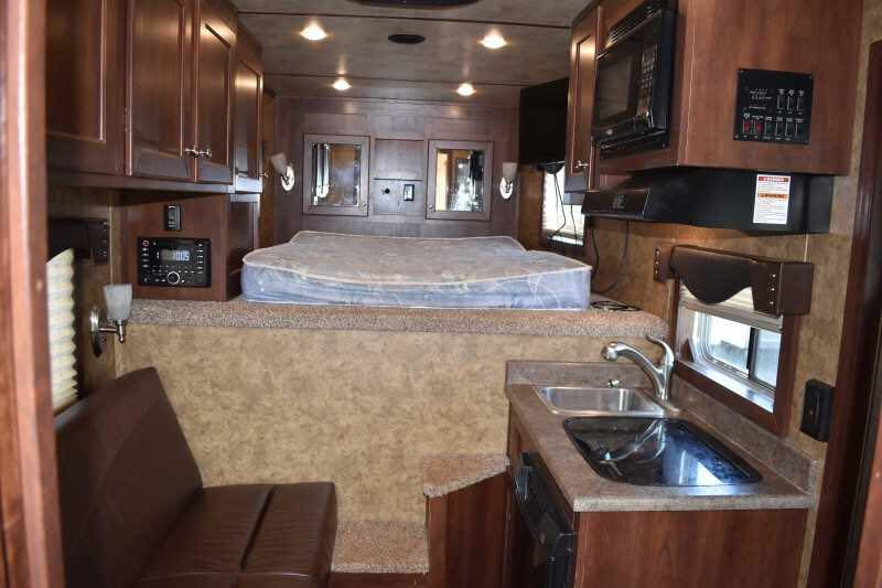 2017 exiss escape 7308lq 3 horse trailer with 8′ short wall