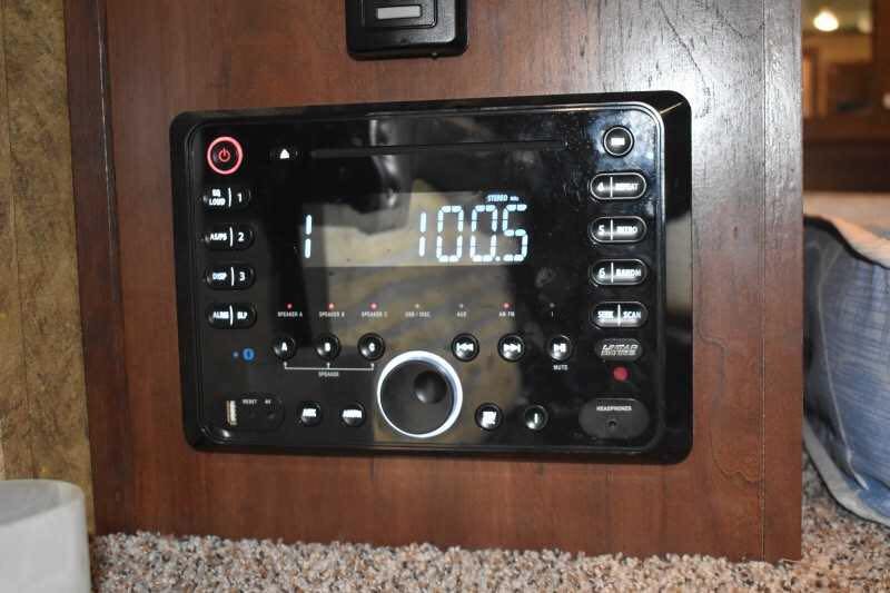 2017 exiss escape 7308lq 3 horse trailer with 8′ short wall