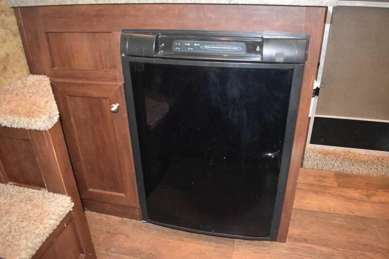 2017 exiss escape 7308lq 3 horse trailer with 8′ short wall