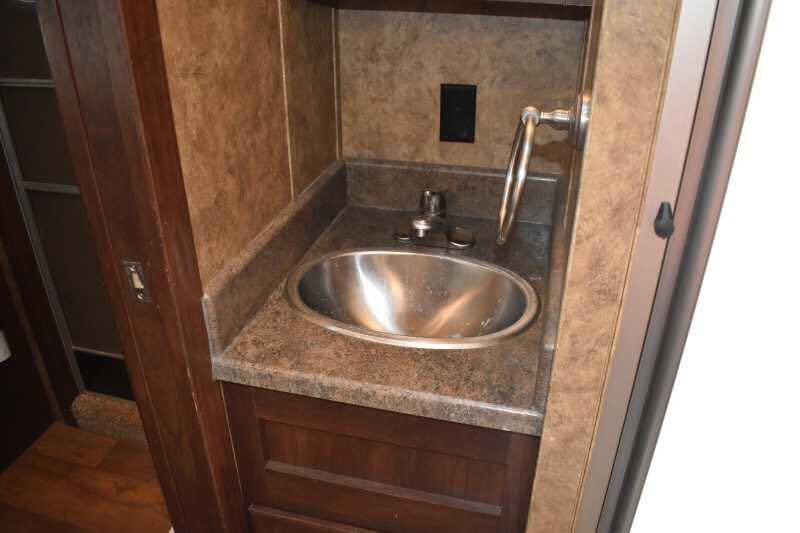 2017 exiss escape 7308lq 3 horse trailer with 8′ short wall