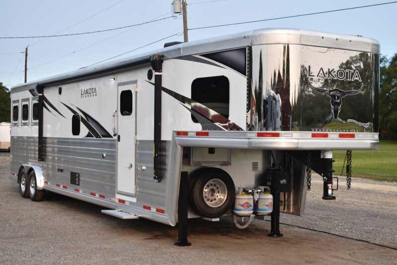 2021 lakota bighorn 8316srglq 3 horse trailer with 16' short wall