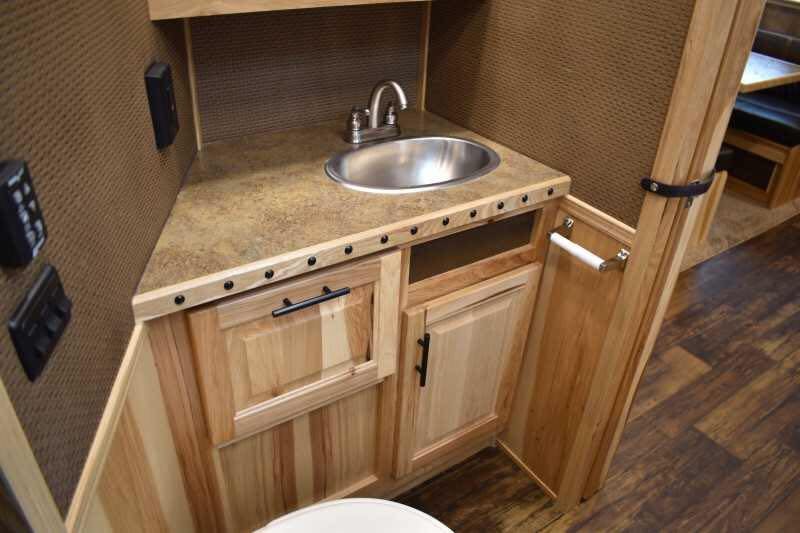 2021 lakota bighorn 8316srglq 3 horse trailer with 16' short wall