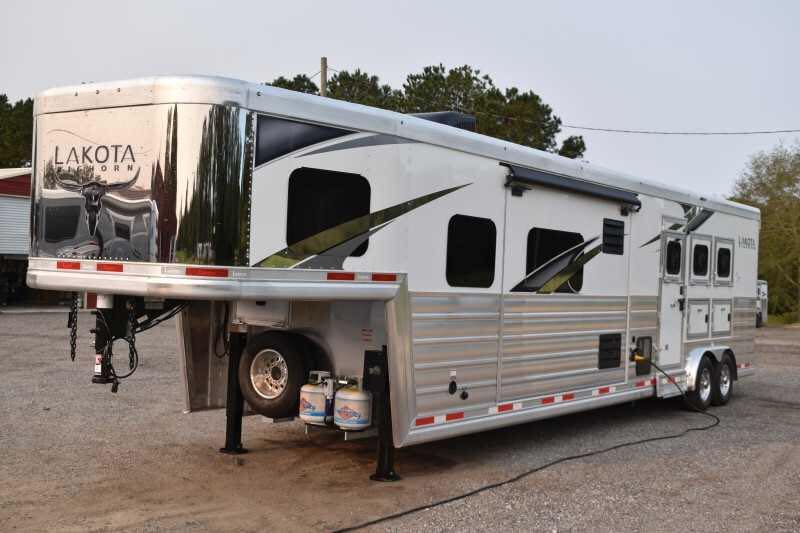 2021 lakota bighorn 8316srglq 3 horse trailer with 16' short wall