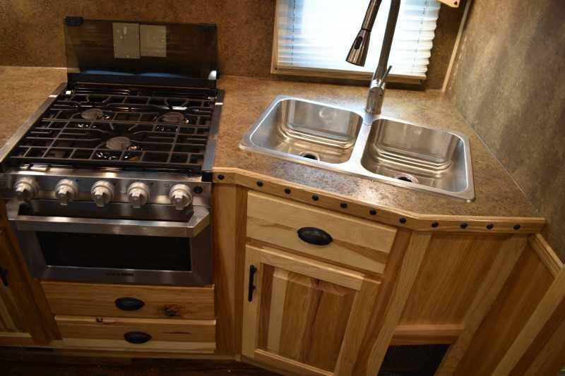 2021 lakota bighorn 8316srglq 3 horse trailer with 16' short wall