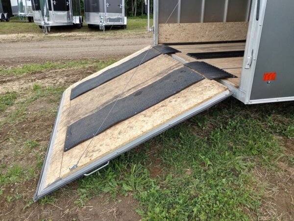 2022 sno pro trailers 101×12 aluminum hybrid 2.0 w/tapered ramp, mats & guides
